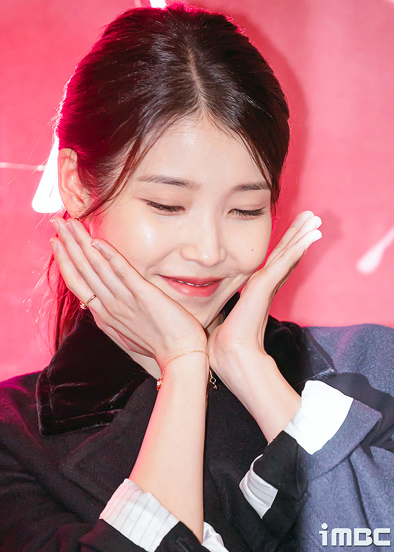 [포토] 아이유, 꽃받침 에잇!