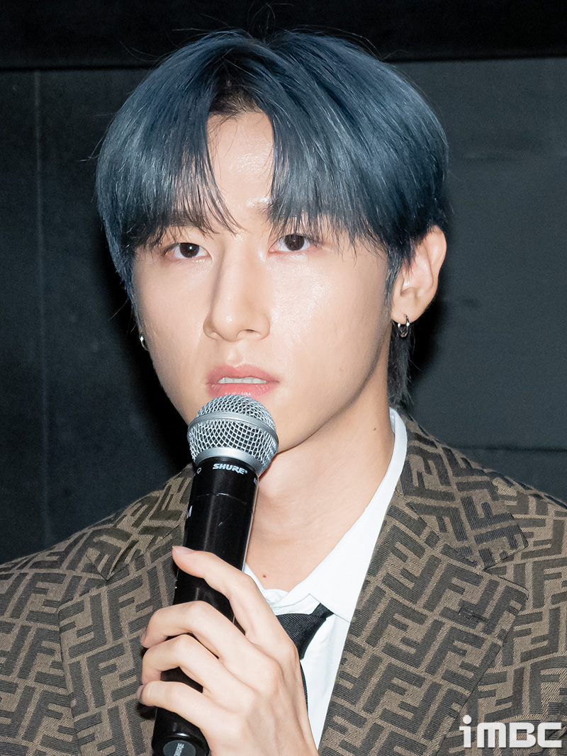 [포토] 몬스타엑스 아이엠, 열심히 질문 메모중