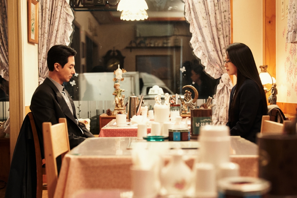 조인성♥한효주, 공원 데이트 포착…남산 돈까스 가게서 저녁 식사까지 (무빙)