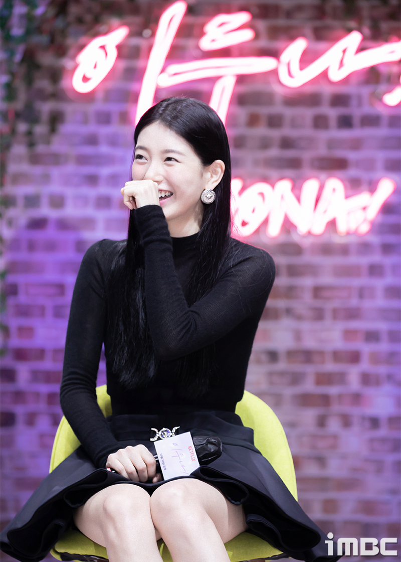 [움짤] 수지, 첫사랑 기억조작개론 교수 포스