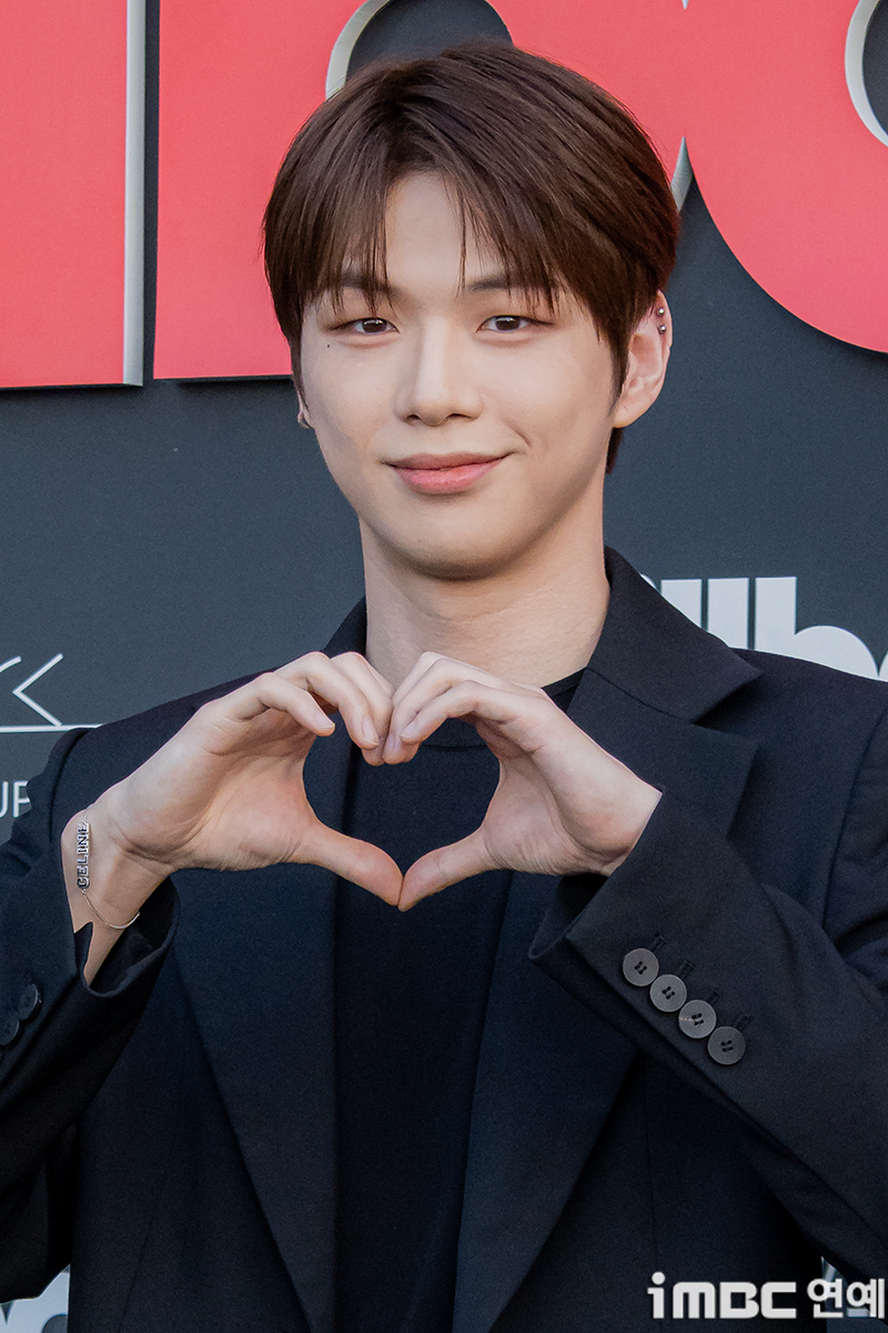 [포토] 강다니엘, 귀엽게 하트