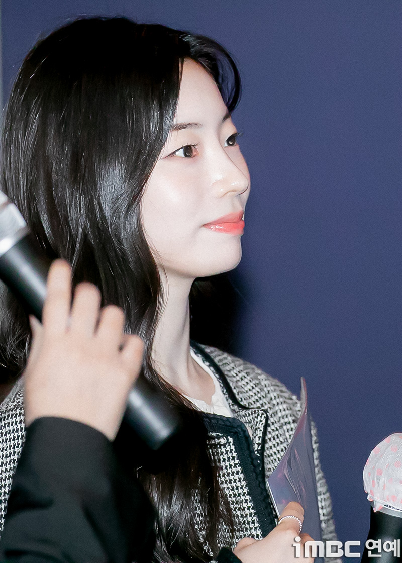 [포토] 다현, 직접 사인 포스터 드립니다