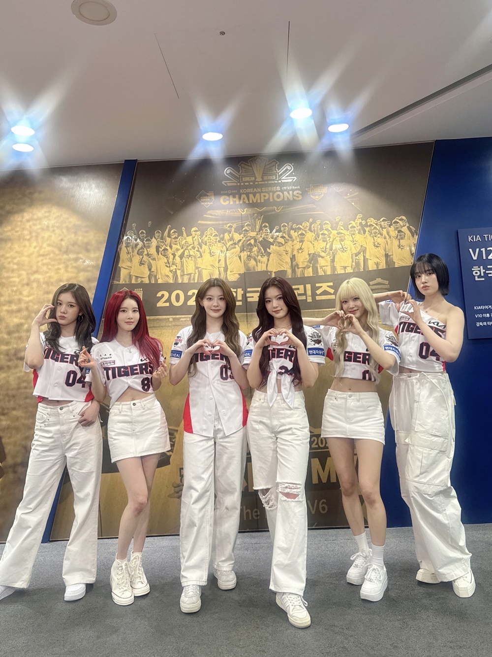 스테이씨, 유니폼 리폼 눈길…‘2025 KBO 리그’ 개막전 축하 공연