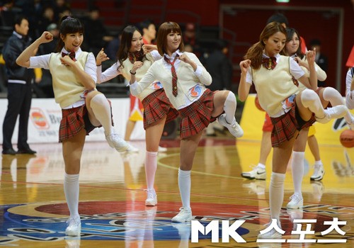[mk포토] 치어리더 `초미니 입고 하이킥`