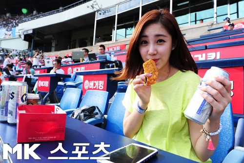 [mk포토] `야구여신` 최희 `치킨 한 쪽 드실래요?`