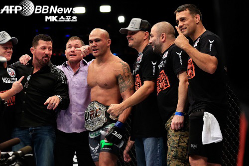 UFC 웰터급 챔피언 롤러, 혈전 끝에 1차 방어