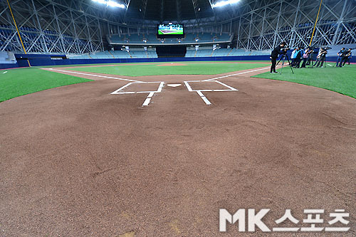고척스카이돔 완공 `그라운드에 깔린 메이저리그 전용 흙` [MK포토]