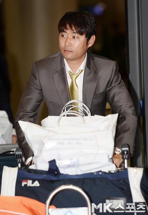 강동우 코치 `시크한 귀국길` [MK포토]