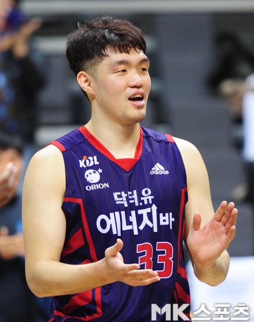 이승현 `꿈같은 승리에 연신 싱글벙글` [MK포토]