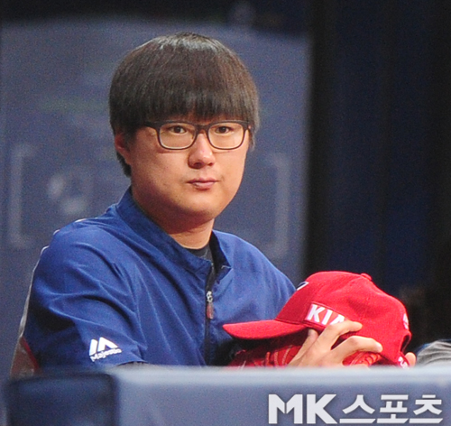 한기주 `넥센 훈련 좀 볼까` [MK포토]
