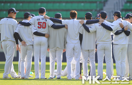 두산 선수들 `V6 위해 어깨동무 파이팅` [MK포토]
