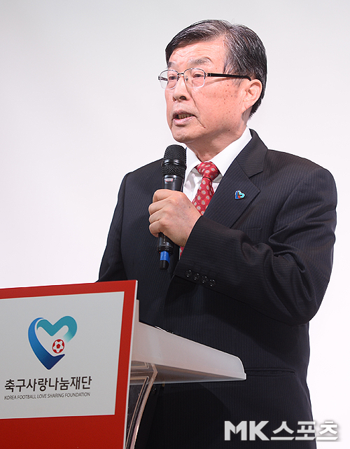 인사말하는 축구사랑 나눔의 밤 이갑진 이사장 [MK포토]