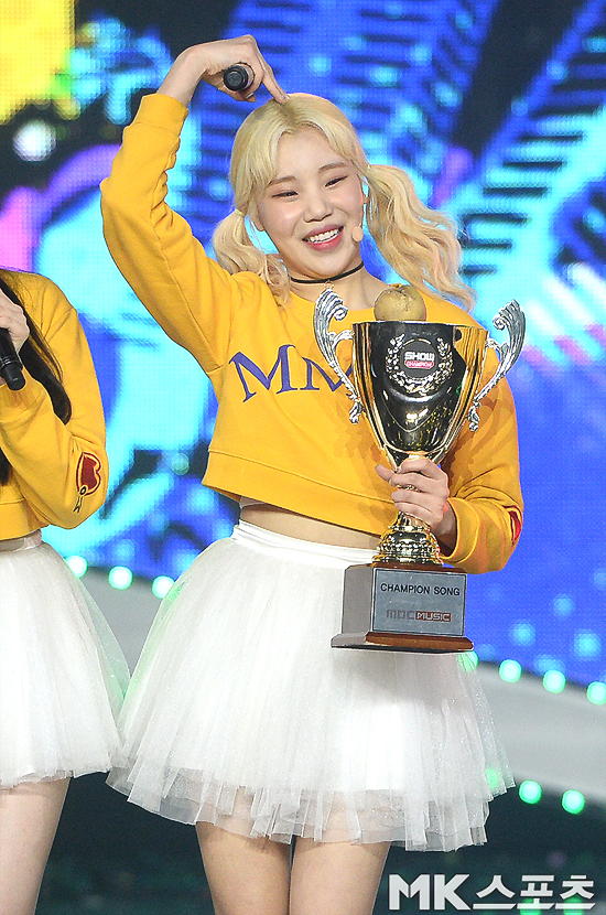 모모랜드 주이, 1위 트로피들고 하트 뿜뿜 [MK포토]