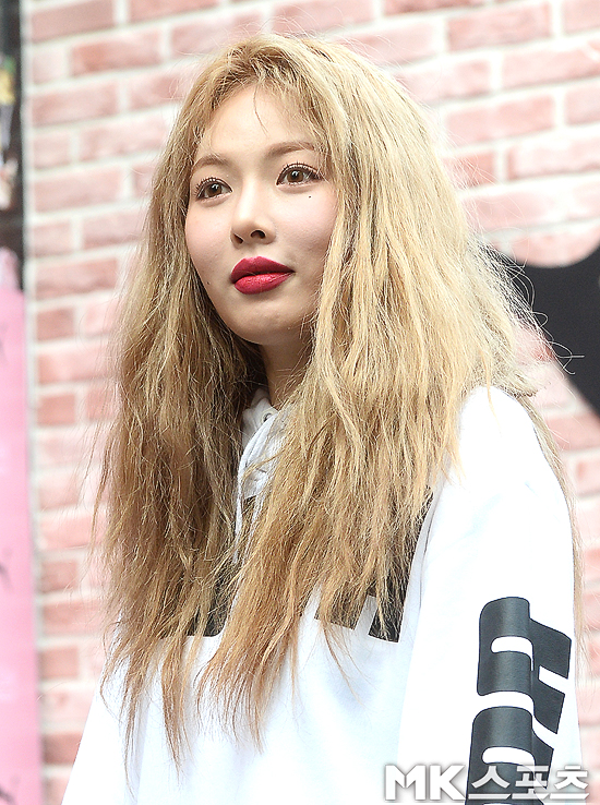 현아, 헤어는 골드 입술을 레드 [MK포토]
