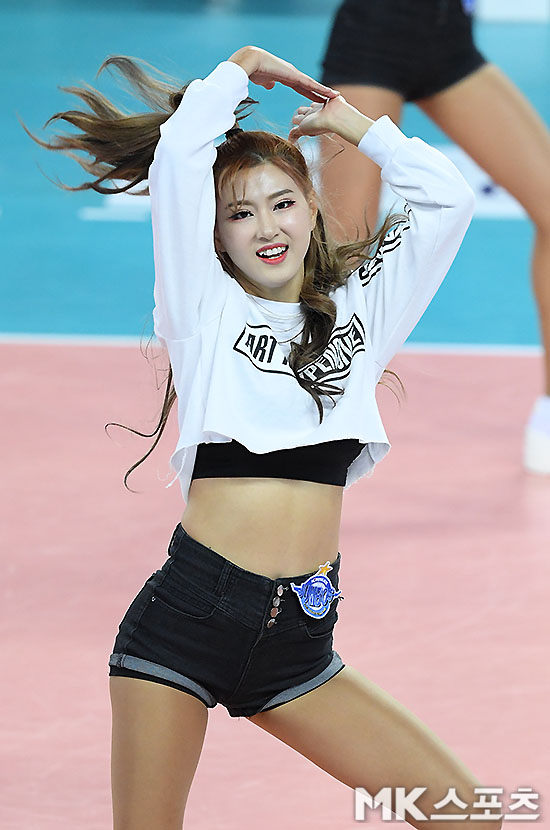 치어리더 `복근 드러내고 과감하게~` [MK포토]