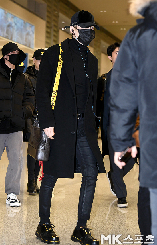 방탄소년단 슈가, 올블랙으로 멋낸 공항패션 [MK포토]