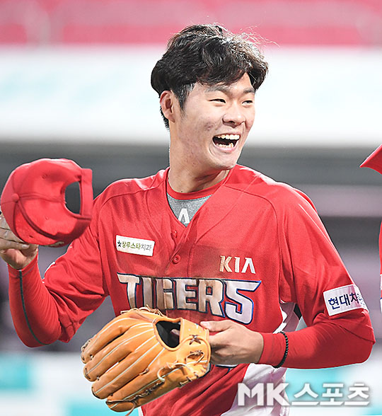 김규성 `데뷔 첫 안타치고 빛나는 미소` [MK포토]