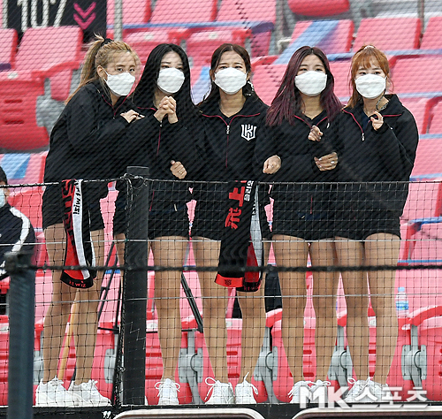 치어리더, 갑자기 돌변한 날씨에 오들오들~ 추워요` [MK포토]