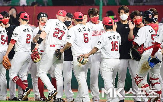 SSG 'LG에 7-4 짜릿한 역전승으로 전날 패배 설욕' [MK포토]