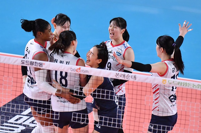 삼각편대 66점 합작 GS칼텍스, 파죽의 4연승…대한항공 선두 비행 [V리그]