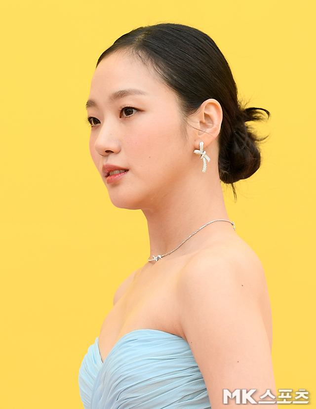 김고은 레드카펫 환호성 부른 하늘빛 드레스 [MK화보]