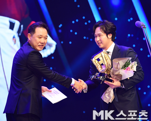 최정 ‘박진만 감독과 악수’ [MK포토]