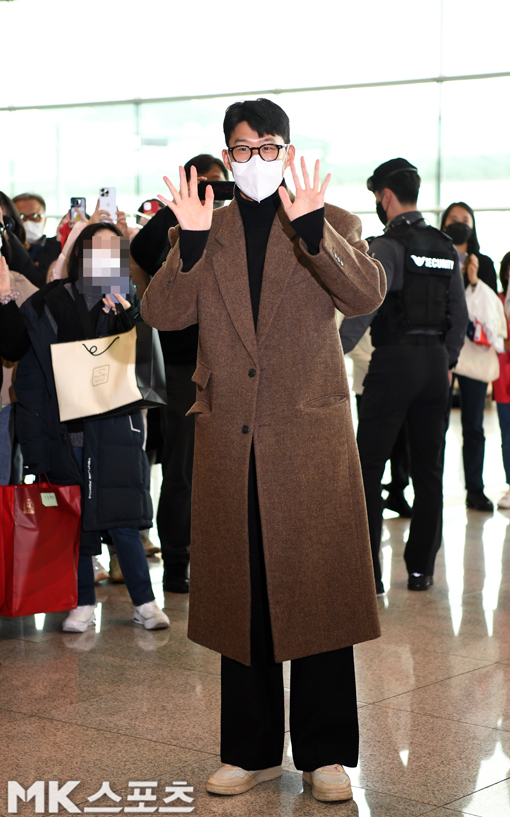 손흥민 ‘팬들에게 인사하며 출국’ [MK포토]