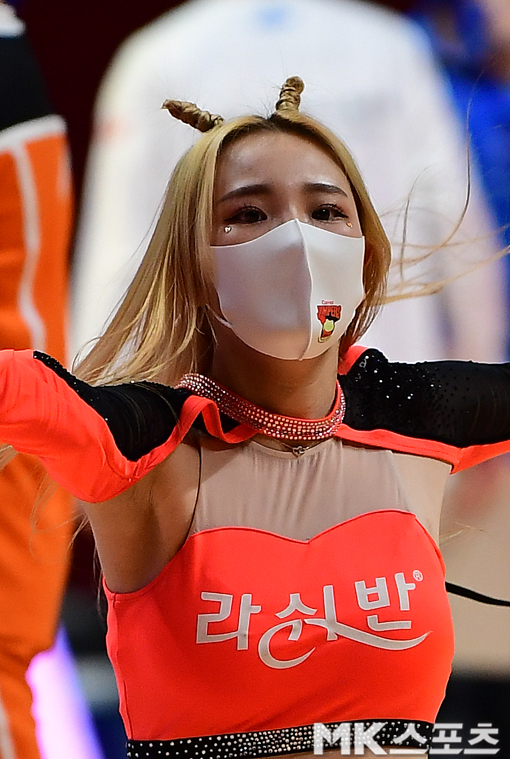 캐롯 치어리더 ‘머리에 뿔난 금발미녀’ [MK화보]