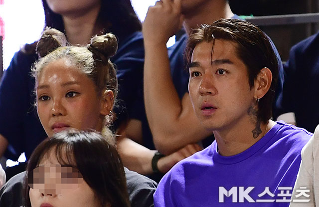 이대은-트루디 부부 ‘한일전 농구에 푹 빠졌어요’ [MK포토]