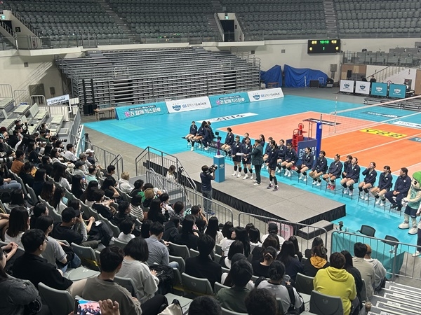 금요일 밤, ‘배구 메카’ 장충체육관이 뜨거웠다…GS칼텍스, 300명 팬들 앞에서 외쳤다 “챔프전 꼭 가겠다” [MK장충]