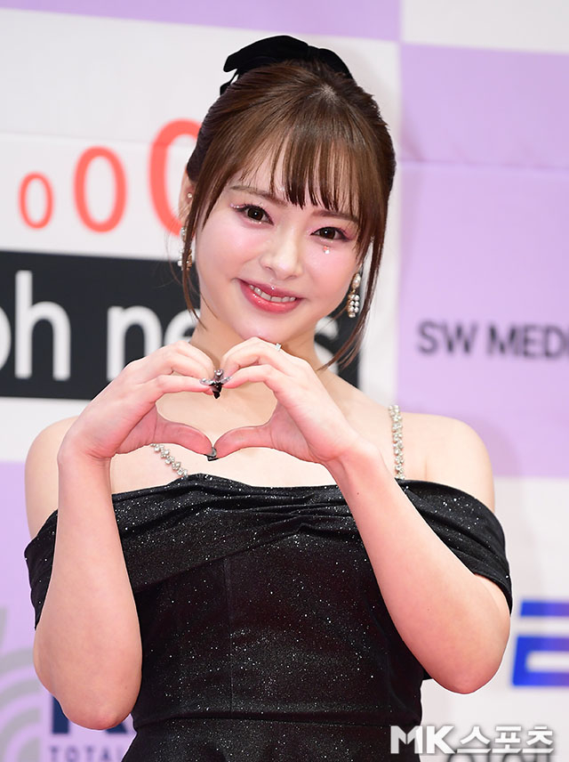 오구나 유나 ‘내 하트에 빠져봐’ [MK포토]