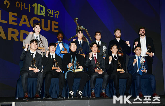감독상 홍명보 감독과 베스트 11 수상자들 [MK포토]