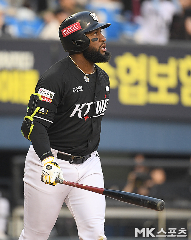 로하스 ‘넘어갔다! 투런 홈런’ [MK포토]