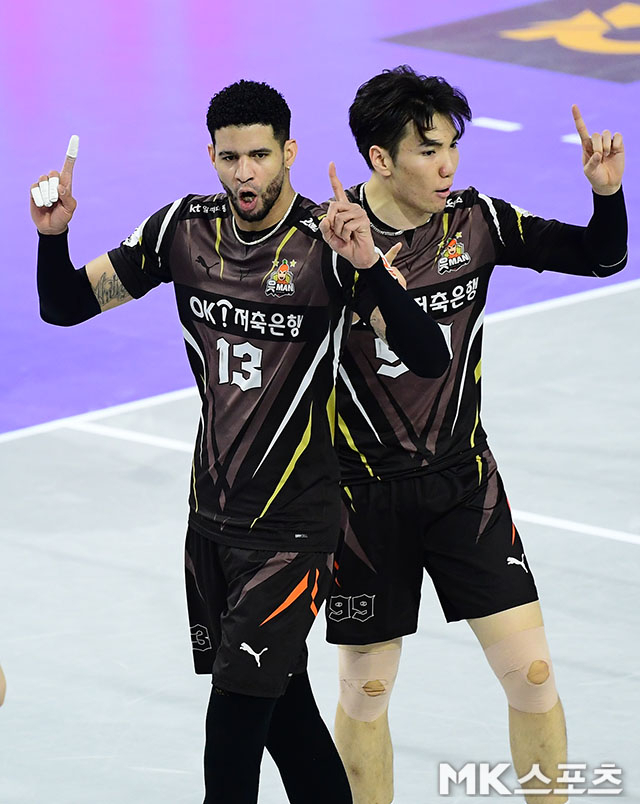 정규리그 3위 팀에서 MVP 나왔다! 쿠바 괴물 레오, 9년 만에 최고의 별로 우뚝…임동혁 제쳤다 [MK양재]