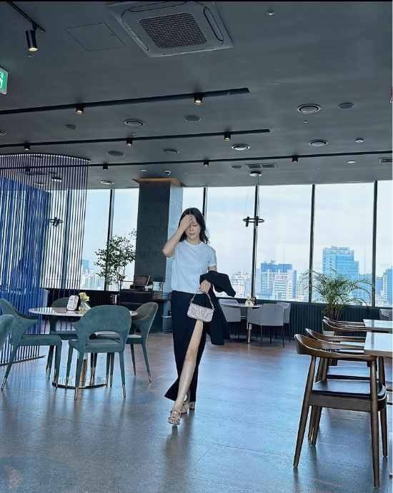 백지영, 발렌티노 가방 5개 들고 카페 나들이