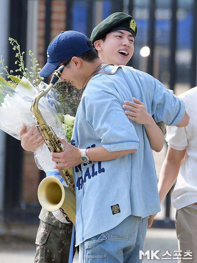 BTS RM ‘진 제대 축하 포옹’ [MK포토]