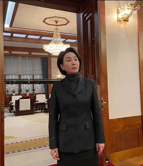 김미숙, 숏컷 헤어로 변신…‘돌풍’ 강렬한 카리스마 발산