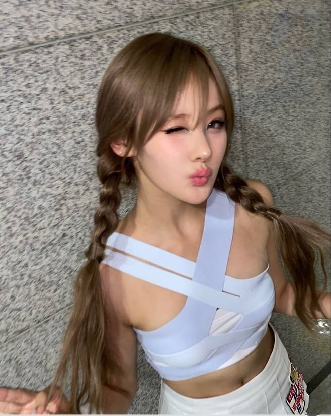 ‘심신 딸’ 벨, 父 판박이 소녀! 양갈래 묶고 귀여움 100배 미니스커트룩