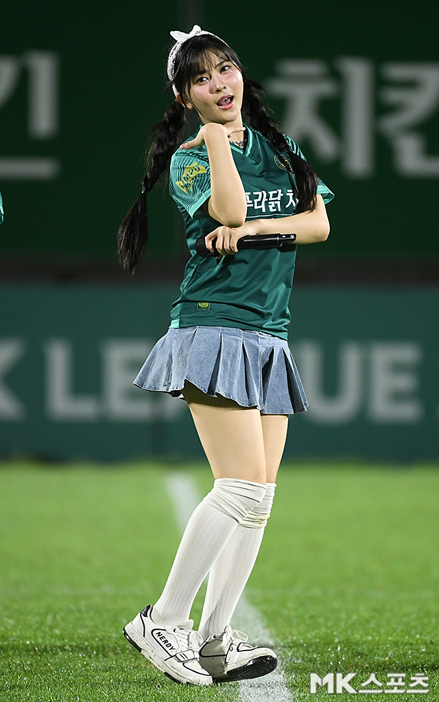 버스터즈 타카라 ‘애교 가득한 무대’ [MK포토]