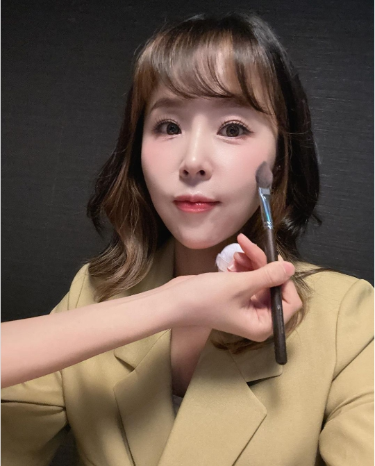 신지, “그림 아니에요” 예술적 메이크업으로 빚어낸 미모