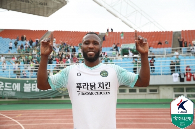 ‘루이스 멀티골’ 김포, ‘1위 꿈꾼’ 충남아산 3-0 격파···‘5위 전남과 승점 동률·4위 이랜드 승점 3점 차 맹추격’ [MK현장]