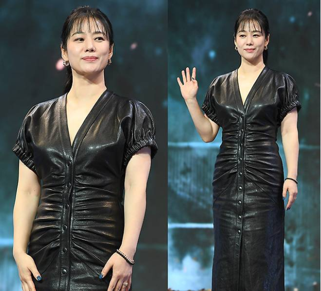 김현주, 47세 맞아? 딱붙는 가죽 시크미 주름잡힌 올블랙 원피스룩