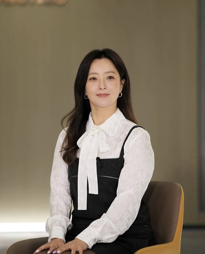 김희선, 47세 맞아? 뭘 입어도 태가 다른 ‘리치맘’ 우아한 보타이 블라우스룩