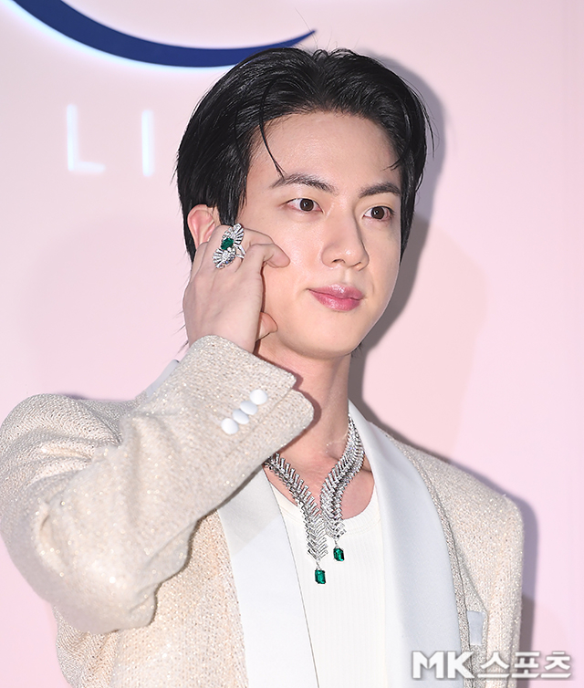 BTS 진 ‘세계 최고 미남’ [MK포토]