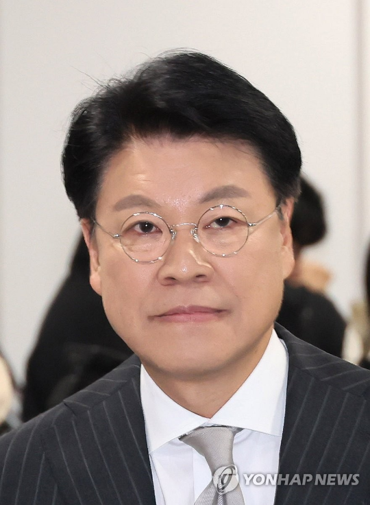 노엘, 아버지 빈소 지키며 끝내 눈물…故 장제원 조문 시작된다