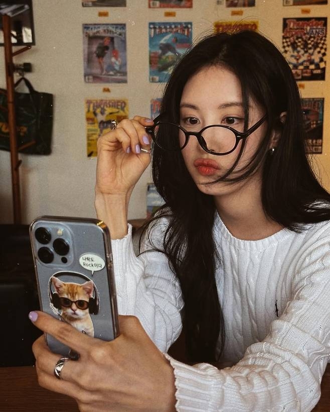 소녀시대 서현, 안경 썼다 벗었다! 청순 비주얼에 딱 어울린 꽈배기 니트-데님 롱스커트룩