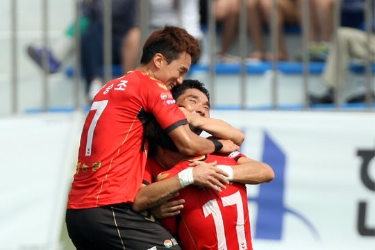경남, 축구에 목마른 삼천포 적시다