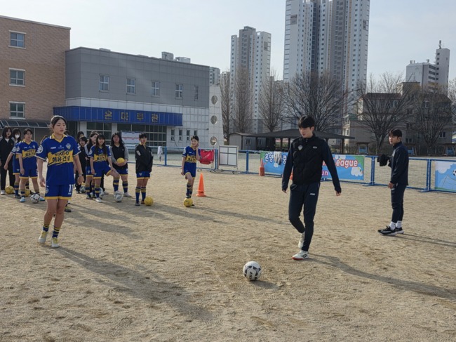 충남아산의 유니폼을 입고! 충남아산FC, 온양여자중학교와 첫 훈련 실시