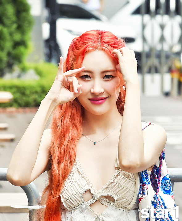 선미 열 너무 올랐나? 가슴골+허벅지 다 드러낸 써머룩