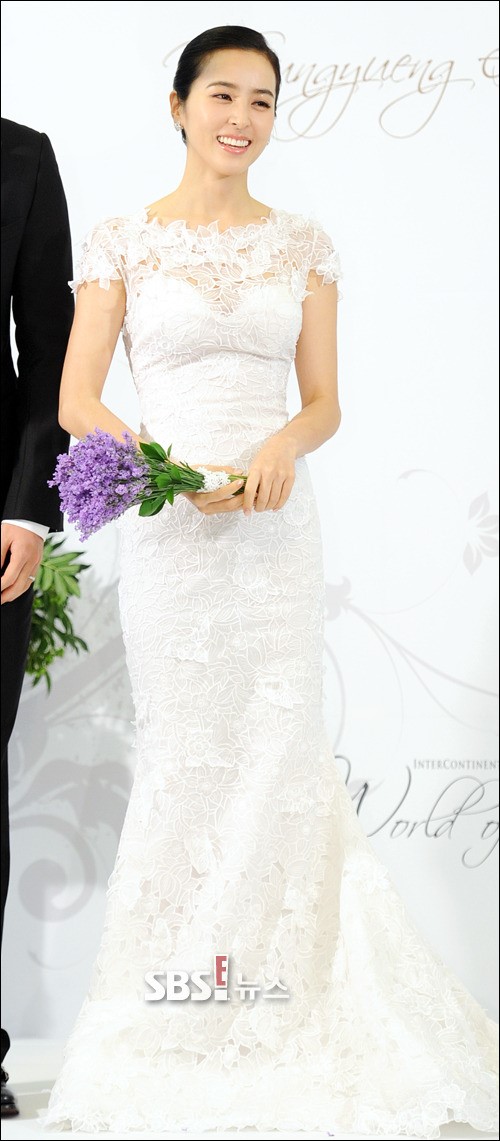 [E!포토]한혜진, 슬림한 웨딩드레스로 몸매 강조